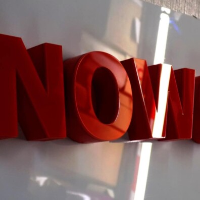 3D litera z pleksi naklejona na grube PCV