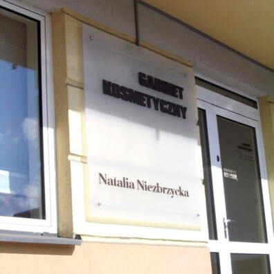 3D litery przestrzenne z PCV na tablicy pleksi