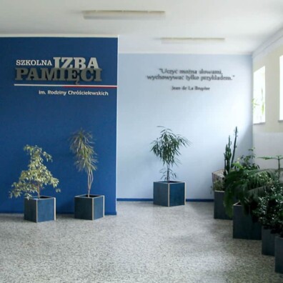 3D litery styrodur do szkoły naklejone na ścianie