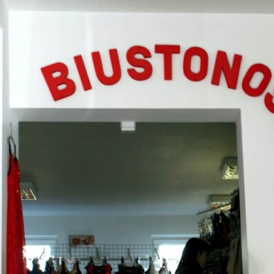 3D litery styrodur naklejone na ścianie w sklepie