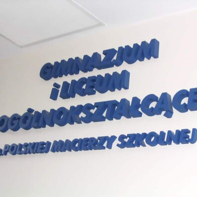 3D litery styrodur naklejone na ścianie w szkole