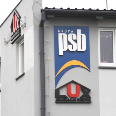 3D logo firmy litery przestrzenne styrodur na budynku