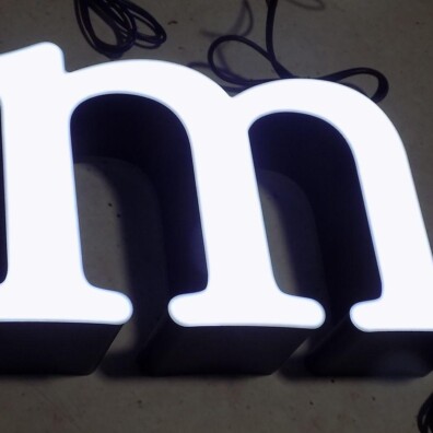 Litera podświetlana LED przestrzenna 3D przykład litery