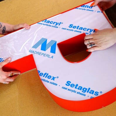 Litery podświetlane 3D produkcja reklamy przestrzennej świetlnej