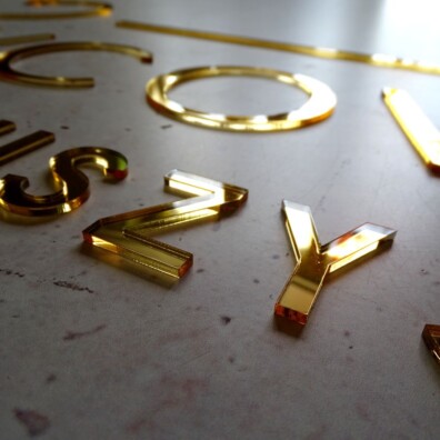 Litery złote lustro pleksi jak wyglądają cięte laserem