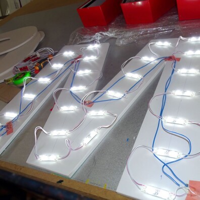 Podświetlane litery przestrzenne reklama świetlna 3D