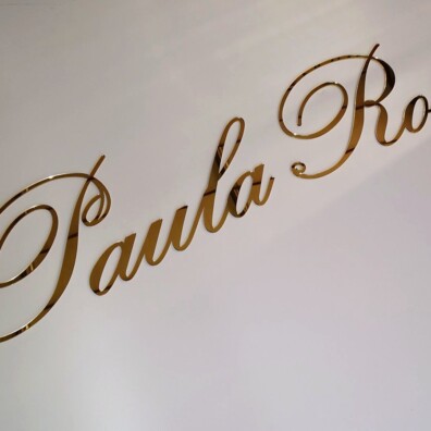 Reklama salonu kosmetycznego logo złote lustro przestrzenne litery pleksi