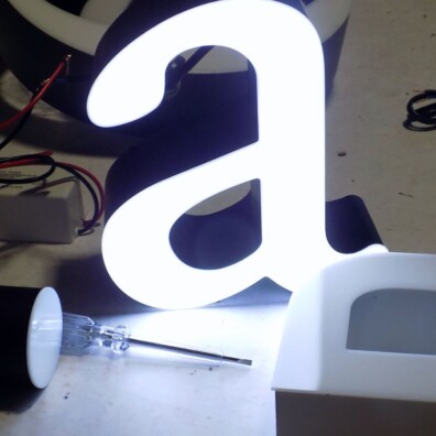 Świecące litery przestrzenne 3D reklama świetlna