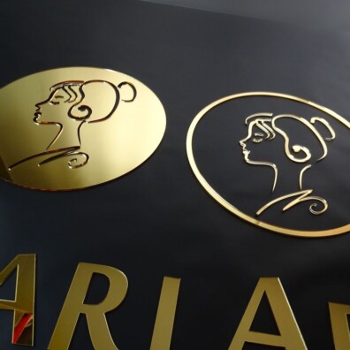 ZŁote logo lustrzana pleksi do salonu piękności kosmetycznego