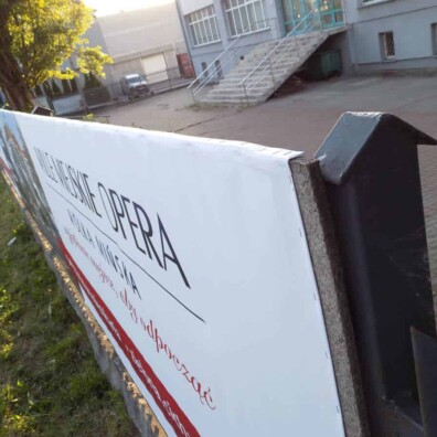 baner reklamowy sposób montażu na ogrodzeniu