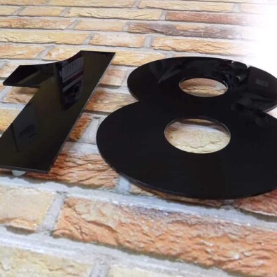 cyfry przestrzenne znaki z pleksi cięte laserowo