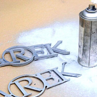 lakier cynkowy na litery Dibond i PCV