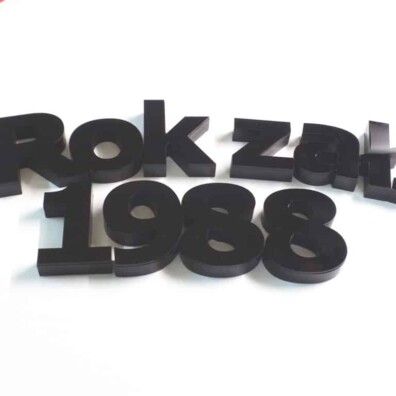 litery 3D pleksi naklejona na styrodur malowany