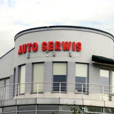 litery 3D styrudur i napis z neonu