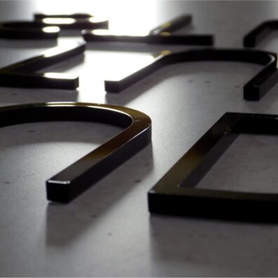 litery 3D z czarnej pleksi wycięte laserem Makrofotografia