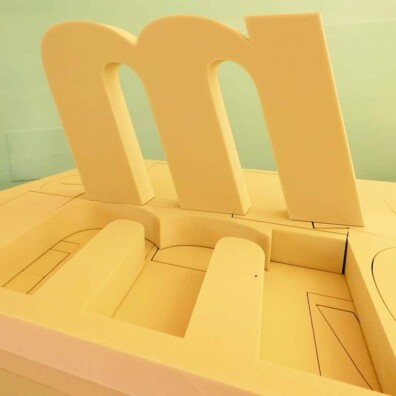 litery 3D ze styroduru wycięte ploterem termicznym