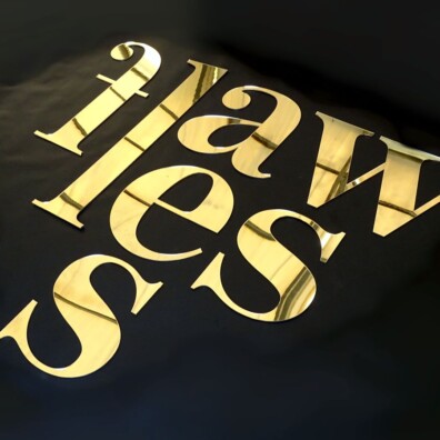 litery cięte ze złotego lustra plexi logo złote lustrzane reklama