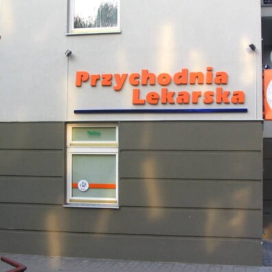 litery na scianę budynku 3D ze styroduru malowane