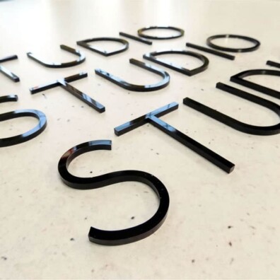 litery przestrzenne 3D pleksi cięte laserowo