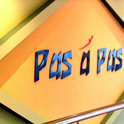 litery przestrzenne logo z pleksi wewnątrz budynku