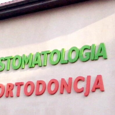 litery przestrzenne napis na budynku