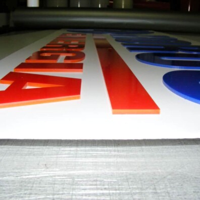 litery przestrzenne pleksi makrofotografia