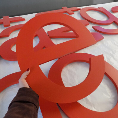 litery przestrzenne z PCV na budynek