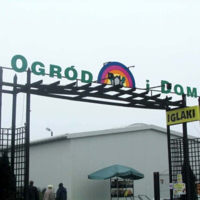 litery z PCV na konstrukcji stalowej