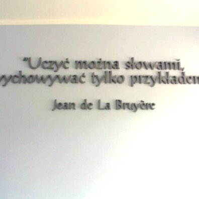 litery ze styroduru naklejone na ścianie w szkole