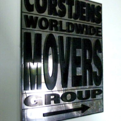 logo firmowe z literami pleksi naklejone na lustro