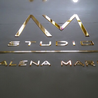 logo przestrzenne reklama złote lustro pleksiglas pleksa złota lustrzana