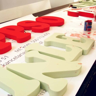 malowanie liter przestrzennych ze styroduru