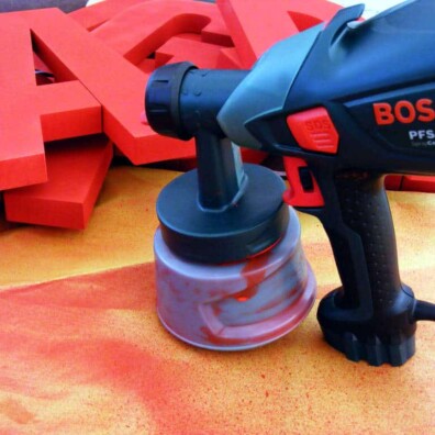 malowanie pistoletem liter przestrzennych ze styroduru