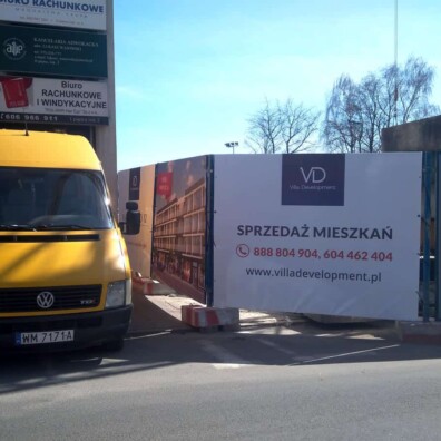 montaż banera reklamowego na ogrodzeniu w mińsku mazowieckim 5