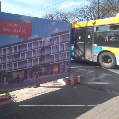 montaż banera reklamowego na ogrodzeniu w mińsku mazowieckim FB