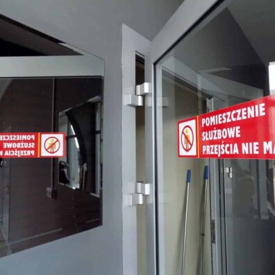 naklejki na szybę oznakowanie basen mosir mińsk
