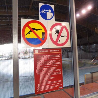 naklejki na szybę oznakowanie basenu mosir mińsk