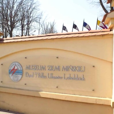 napis logo Muzeum 7 PUL tablica pleksi litery przestrzenne