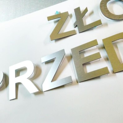 napis z dibondu szablon z papieru