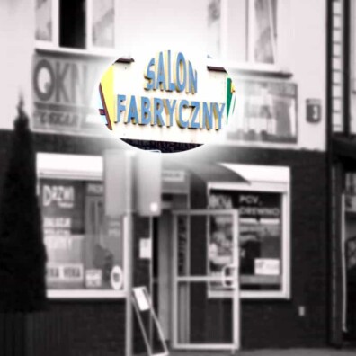 napis ze styroduru na budynek