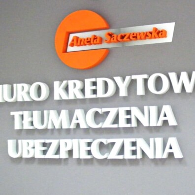 napis ze styroduru na scianie logo przestrzenne 1
