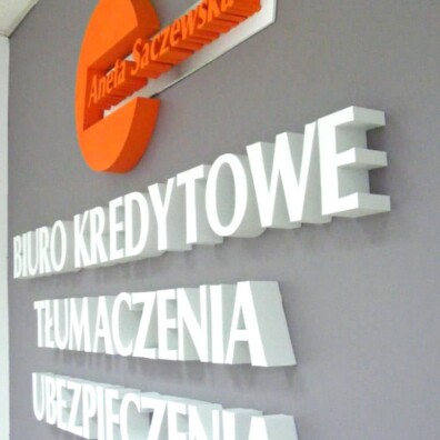 napis ze styroduru na scianie logo przestrzenne 2