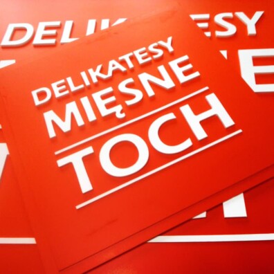 napisy przestrzenne 3D litery na tablicy firmowej