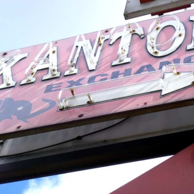 neon litery z neonu na szyld