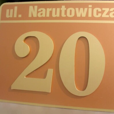 numer na budynek cyfry pcv oklejone złotą folią