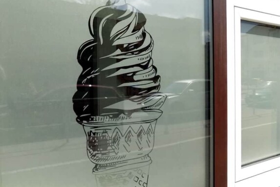 oklejanie szyby folią szronioną reklama cukierni w mińsku 1