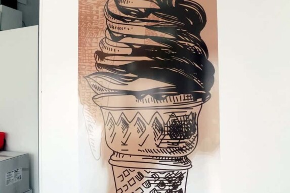 Grafika reklamowa dla binesu oklejanie szyby folią szronioną