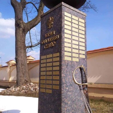 pomnik obelisk z nazwiskami poległych żołnierzy 7 PUL MMz