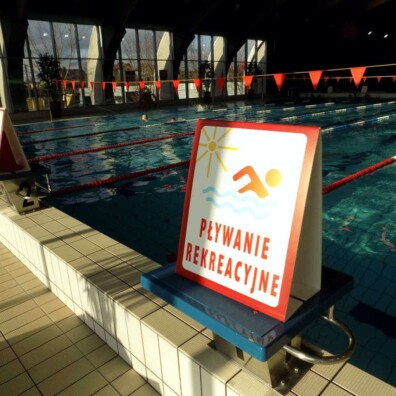 potykacz z grafiką oznakowanie basenu mosir mmz