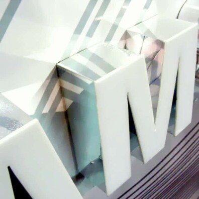 przestrzenne litery z pleksi klejone